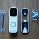 El Blink Video Doorbell se coloca sobre el marco de plástico de la derecha, que tendrás que anclar a la pared.